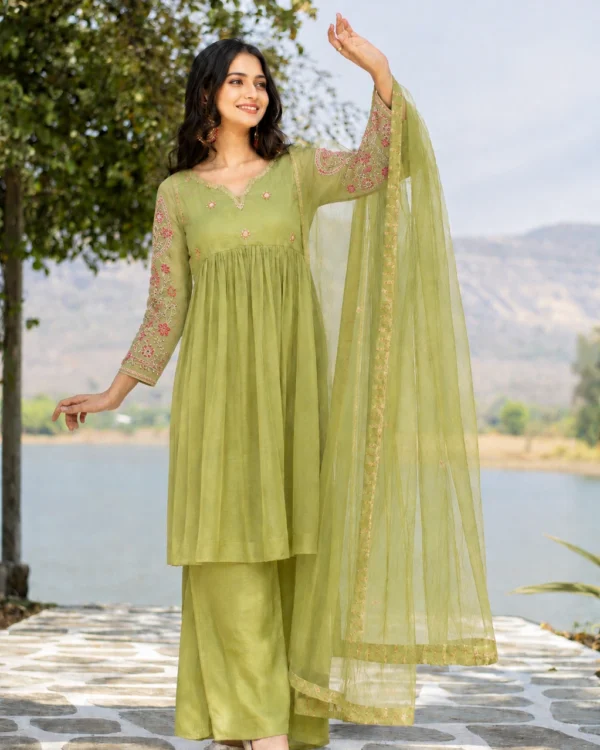 Green silk blend with embroidery kurta pant with net dupatta